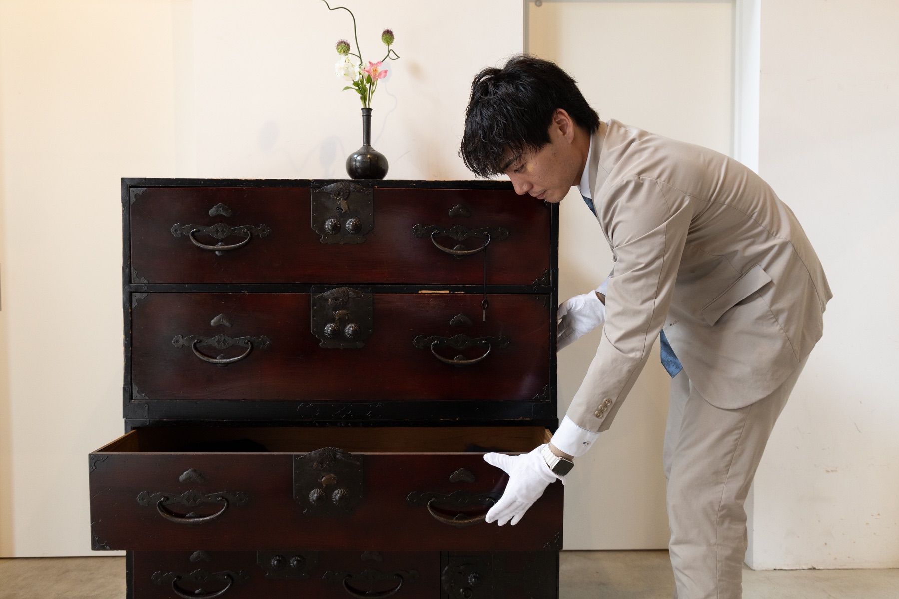 古い箪笥を丁寧に査定する光聞堂の担当者