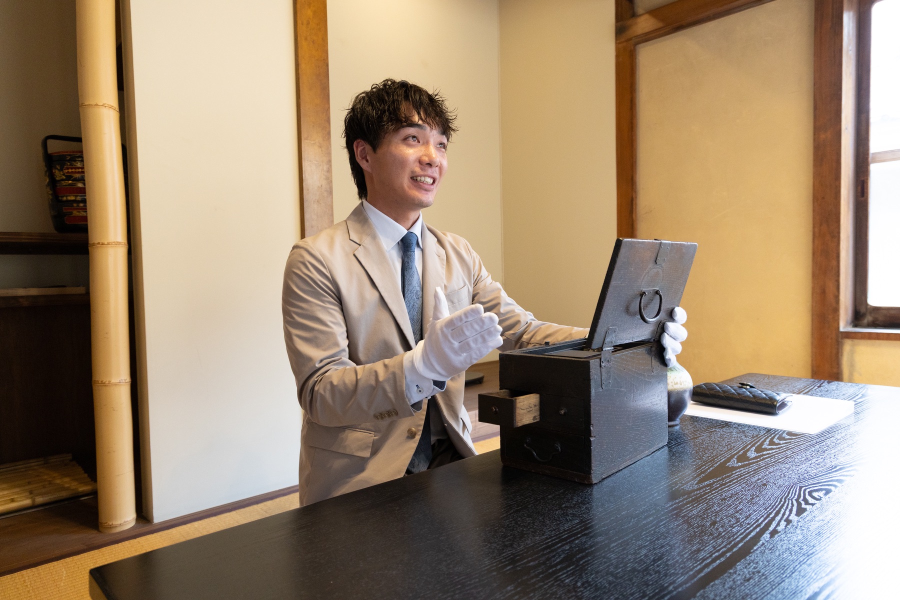 古い木箱のつくりを説明する担当者