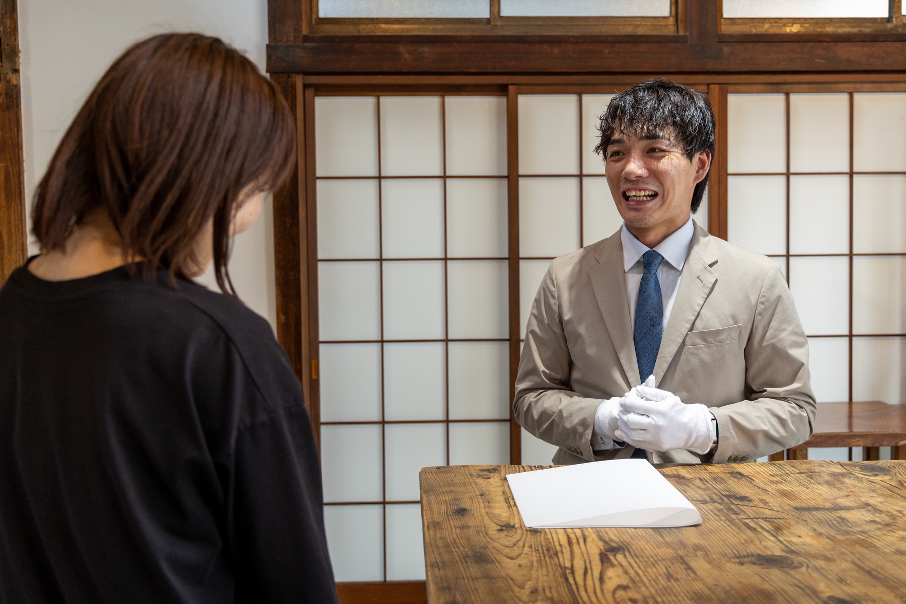 お客様と向き合って話を聞く担当者