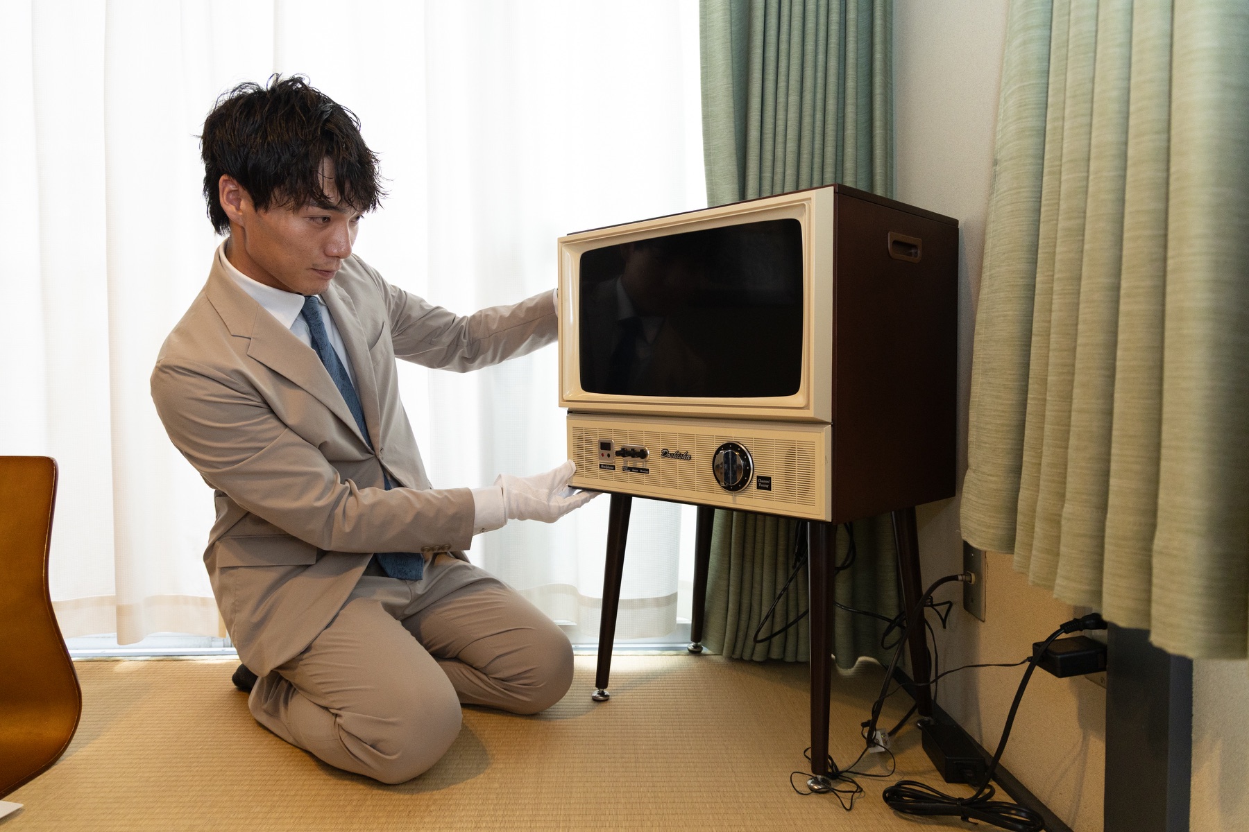 昭和レトロなテレビを査定する担当者